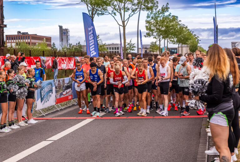 31.05.2025 Dortmund Hoerde - Do it fast Summer Edition auf Phoenix West - Laufveranstaltung Upletics 10 km Fast Lauf Start -  @fotostephan / Copyright Stephan Schuetze