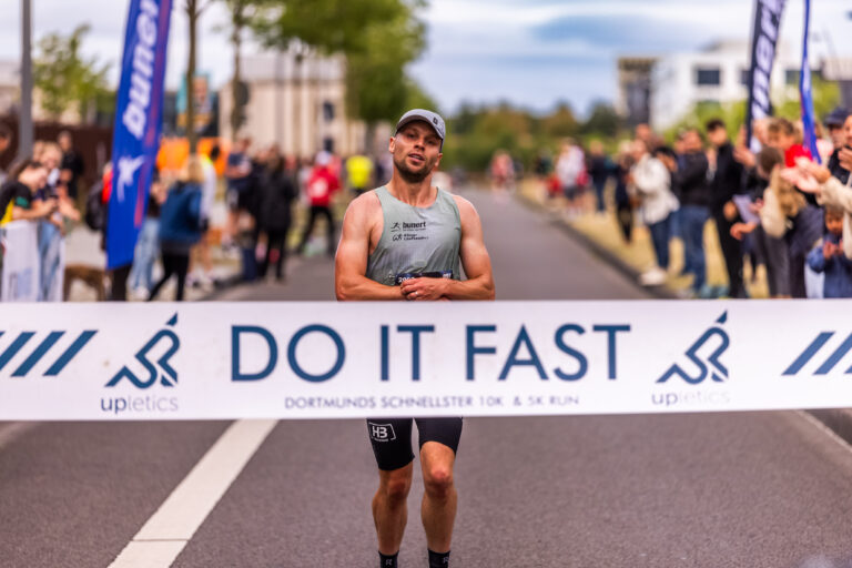 31.05.2025 Dortmund Hoerde - Do it fast Summer Edition auf Phoenix West - Laufveranstaltung Upletics 10 km Fast Lauf Start -  @fotostephan / Copyright Stephan Schuetze