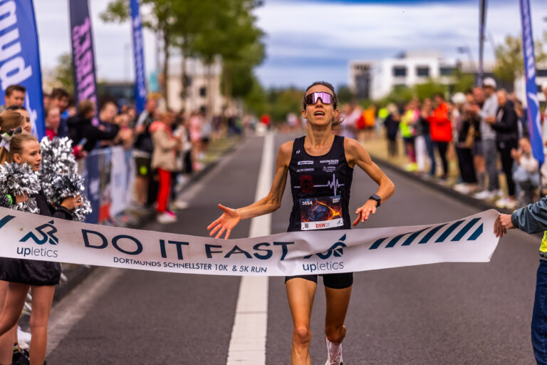 31.05.2025 Dortmund Hoerde - Do it fast Summer Edition auf Phoenix West - Laufveranstaltung Upletics 10 km Fast Lauf Start -  @fotostephan / Copyright Stephan Schuetze